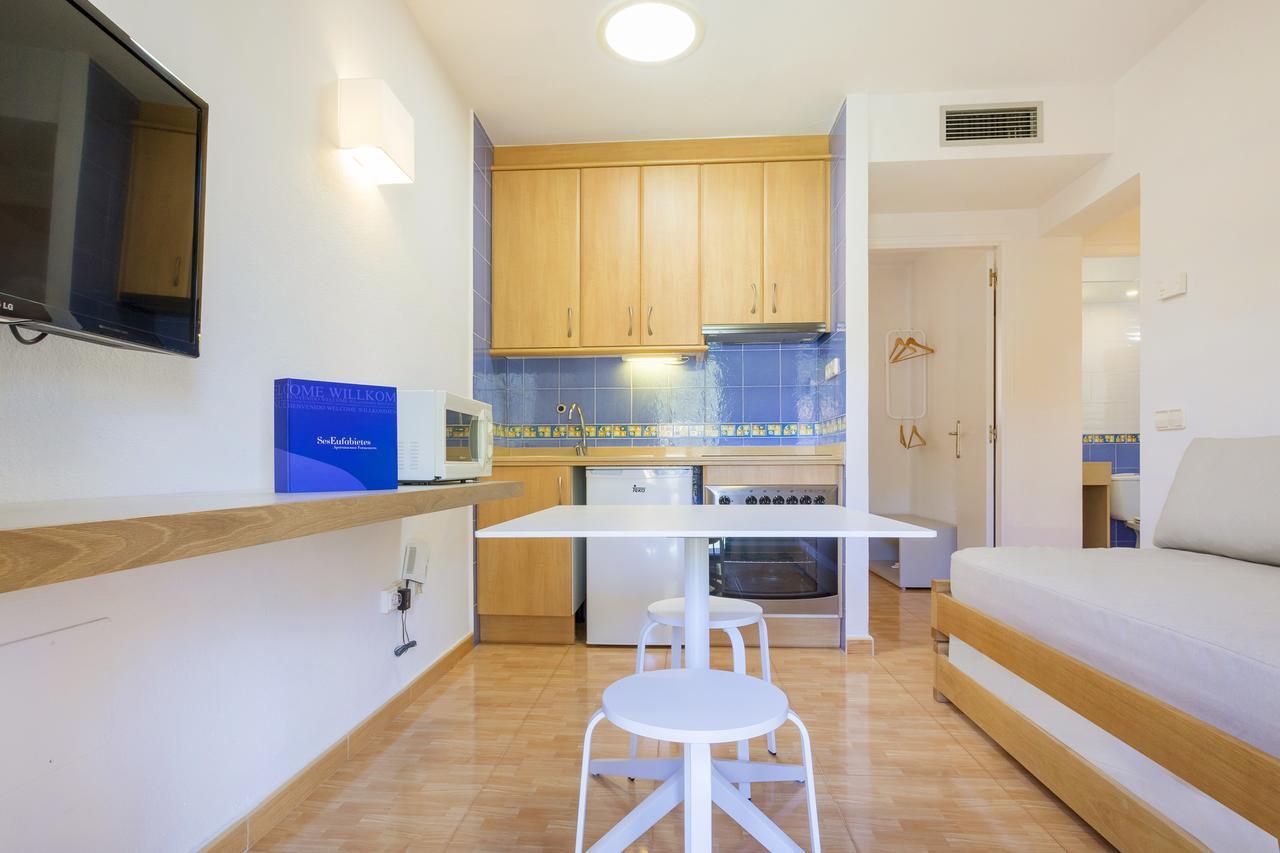 Ses Eufabietes Apartments & Restaurant Playa Migjorn Kültér fotó